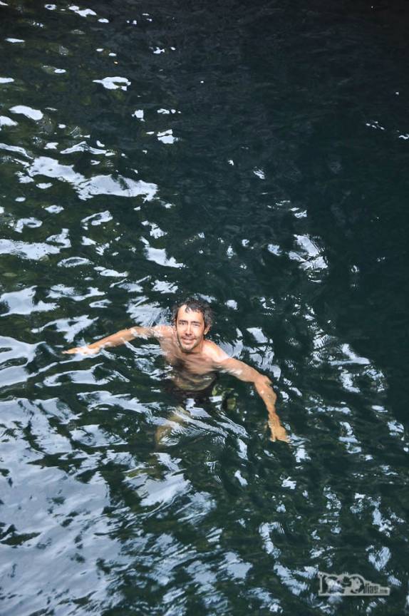 um sadio mergulho na nossa segunda manhã no Parque Nacional Radal Siete Tazas, no centro-sul do Chile